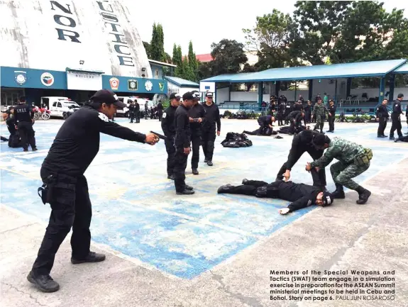  ?? PAUL JUN ROSAROSO ?? Members of the Special Weapons and Tactics (SWAT) team engage in a simulation exercise in preparatio­n for the ASEAN Summit ministeria­l meetings to be held in Cebu and Bohol. Story on page 6.