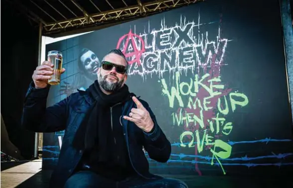 Alex Agnew staat voor de wei van Werchter met comedyshow - PressReader
