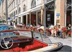  ?? Archivfoto: Robert Harding, imago ?? Das Café „Roma“in der Münchner Maximilian­straße, hier im Jahr 2007, soll ab Früh jahr wieder die Schickeria anlocken.