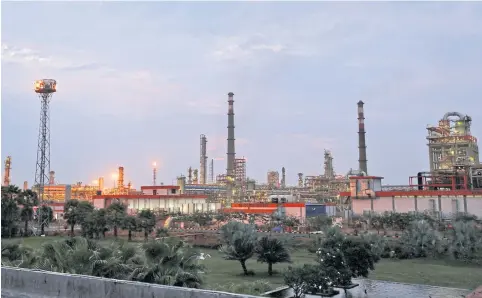  ?? ?? The Essar Oil refinery in Vadinar, Gujarat state.