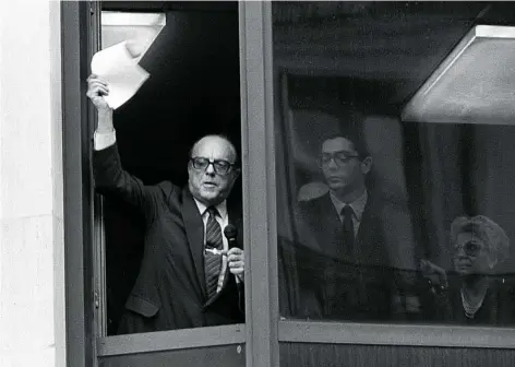 ?? EFE ?? Fraga dimite desde una ventana de la sede de Génova tras las elecciones de diciembre de 1986