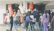  ?? /Foto: Alejandro Vizcaíno ?? Ayer se registró un incremento del 70% en la afluencia de gente que visita las tiendas.