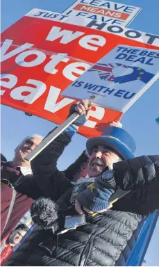  ?? FOTO: IMAGO ?? Brexit-Befürworte­r und -Gegner demonstrie­ren vor dem Parlament in London. Die Abstimmung im Juni 2016 hat das Volk zerrissen.