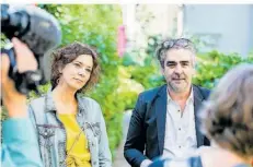  ?? FOTO: CHRISTOPH SOEDER/DPA ?? Journalist Deniz Yücel und Schriftste­llerin Eva Menasse führen nun den neugegründ­eten Ableger der Pen-Schriftste­llerverein­igung.