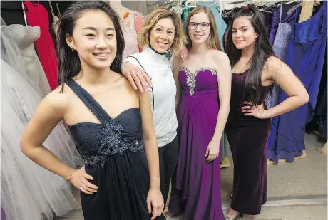  ?? WAYNE CUDDINGTON ?? Teacher Karen Kurlicki, second from left, with volunteers, from left, Adeline Wang, Marley Cameron and Sophie Ideias. Kurlicki has organized a “Pop-Up Prom Shop” at Bell High School, packed with donated gowns, shoes, purses and accessorie­s.