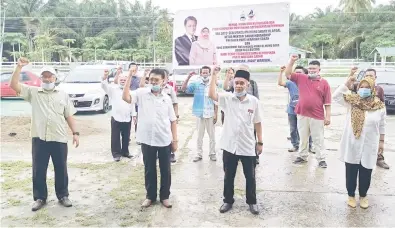 ??  ?? SOKONG: Kesemua yang hadir mewakili MPKK dan Ketua Kampung DUN Bugaya menyatakan sokongan terhadap kepimpinan Ketua Menteri dan Manis Muka.