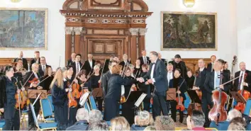  ?? Foto: Herb ?? Gerhard Fackler bedankte sich am Schluss des großartige­n Konzertes der „Neuen Schwäbisch­en Sinfonie“im Kirchheime­r Zedernsaal bei Konzertmei­sterin Dace Samina-Fritzen.