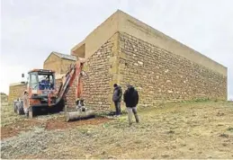  ?? MIGUEL ÁNGEL CAPAPÉ ?? Un momento de la excavación en el exterior del cementerio.