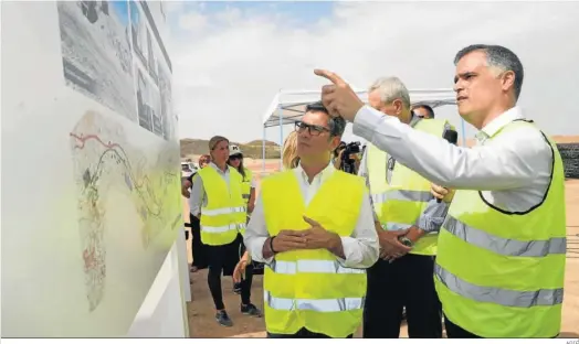  ?? ADIF ?? El ministro de Presidenci­a, Félix Bolaños, visita ayer junto a miembros de ADIF las obras de la línea de alta velocidad Murcia-almería.