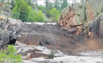  ?? Jack Lloyd ?? A FLASH FLOOD in Arizona’s Tonto National Forest near where nine people were killed Saturday. The victims were from a family that had gathered at a watering hole for a birthday celebratio­n, relatives said.