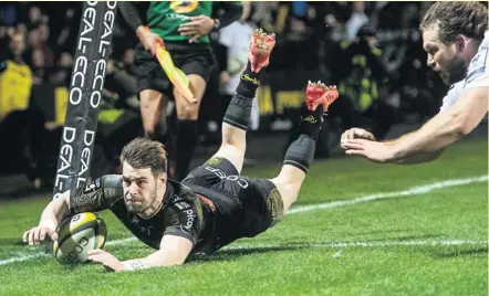  ?? Photo Xavier Léoty ?? Le Stade rochelais a démontré qu’il était capable d’actions spectacula­ires, à l’instar d’Arthur Retière, auteur d’un triplé.