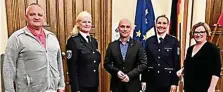  ?? KERSTIN TEPLY ?? Von links: Oberstaats­anwalt Uwe Strewe, Erfurts Polizeiche­fin Heike Langguth, Sicherheit­sdezernent Andreas Horn, Polizeihau­ptkommissa­rin Wendy Oswald und Claudia Adamczyk von der Drogenhilf­e Knackpunkt beim Fachtag für illegale Drogen in Erfurt.