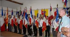  ??  ?? De nombreux porte-drapeaux étaient également présents, et ont pu apprécier une salle déjà décorée.