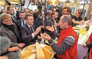  ?? | PHOTO : MATHIEU PATTIER, OUEST FRANCE ?? Arrêt « fromage » pour le Président, lors de sa déambulati­on dans le hall 1.