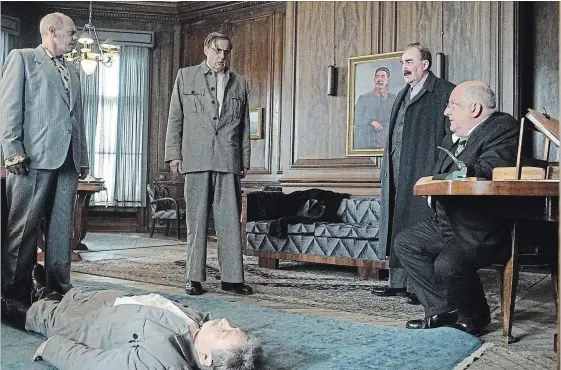  ?? NICOLA DOVE IFC FILMS ?? Gathered around the body of Joseph Stalin (played by Adrian McLoughlin) are, from left, Steve Buscemi as Nikita Khrushchev, Jeffrey Tambor as Georgy Malenkov, Dermot Crowley as Lazar Kaganovich and Simon Russell Beale as Lavrenti Beria in Armando...