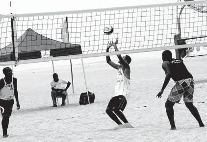  ?? PAULO MULAZA ?? Selecção Nacional sénior masculina de voleibol de praia quer estar presente nos Jogos Olímpicos deste ano no Rio de Janeiro