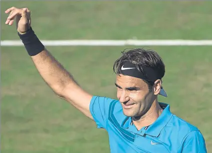  ?? FOTO: AP ?? Roger Federer ganó ayer a Nick Kyrgios (6-7, 6-2, 7-6) y jugará hoy (13.00 h) la final del ATP sobre hierba de Stuttgart contra Milos Raonic