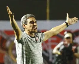  ??  ?? Técnico Carpegiani gesticulou muito no jogo, mas time não correspond­eu