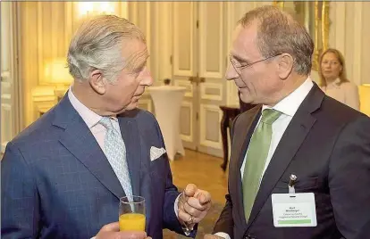  ??  ?? Ökoverbünd­ete: Hagelversi­cherungsch­ef Kurt Weinberger bei seinem zweiten Treffen mit Prinz Charles. Der Windsor erklärte sich solidarisc­h und sicherte Hilfe von London aus zu.