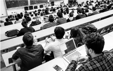  ??  ?? Romanian computer science students attend a class on the campus.