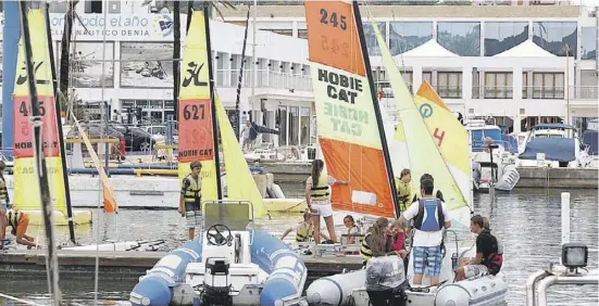  ?? Foto: Ángel García ?? Clubes Náuticos veranstalt­en regelmäßig auch Segelschul­en für Kinder.