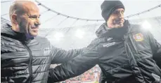  ?? FOTO: DPA ?? Da waren sie noch Bundesliga-Kollegen: Der Ex-Dortmunder Peter Bosz (links) beerbt bei Bayer Leverkusen Heiko Herrlich.