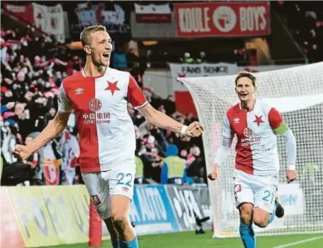  ?? FOTO MAFRA – ONDŘEJ BIČIŠTĚ ?? slaví proměněnou penaltu, kterou kopl dloubákem doprostřed branky. Slavia díky jeho trefě porazila Teplice.