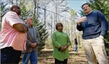  ?? HYOSUB SHIN / HSHIN@AJC.COM ?? In March 2017, Mike Merideth (from left), Michael Bowen, Bobbie Hart and Wesley Edwards gather near the site where Austin Callaway was found on a rural country road in 1940 and taken to a hospital. Callaway had been lynched.