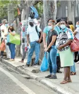  ?? WOODLEY VALDEZ ?? Usuarios esperan por autobus del nuevo corredor.