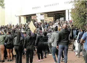  ?? SID PENNEY Pictures: ?? WATER WOES: Hundreds of Rhodes University students protestat the main entrance to the campus in Prince Alfred Street in May against the erratic and often non-existent municipal water supply. Several staff members also joined in, and other entrances to the campus were also blocked off.