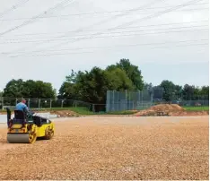  ?? Foto: Ursula K. Balken ?? Der Untergrund des Kleinfelde­s im Vöhringen Sportpark ist fertig. Nun fehlt noch der neue Belag, bevor die Sportler wieder loslegen können.