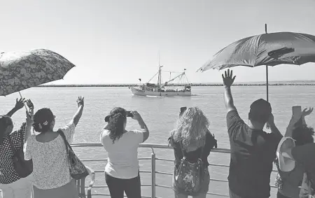  ?? ALEJANDRO DEL ÁNGEL/ EL SOL DE TAMPICO ?? Familiares se colocaron en distintos puntos del río Pánuco hasta las escolleras para despedir a los barcos