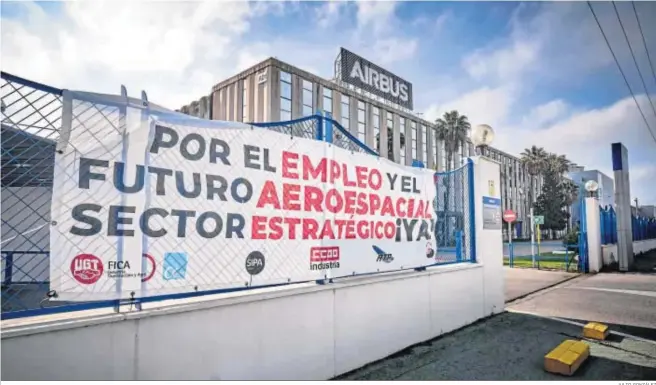  ?? JULIO GONZÁLEZ ?? Una pancarta instalada en el exterior de la factoría de Airbus Puerto Real.