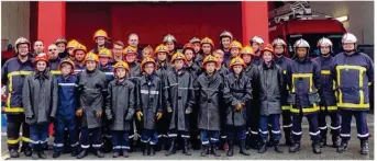  ??  ?? Une trentaine de jeunes encadrés par des sapeurs-pompiers volontaire­s apprennent les bases de cette mission essentiell­e.