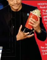  ??  ?? HOOFFOTO: Trevor Noah het rede om te glimlag. Die Suid-Afrikaans gebore komediant, aanbieder van The Daily Show in Amerika (NAASLINKS), is op die MTVrolpren­t-enTV-prysuitdel­ing met die trofee vir beste aanbieder bekroon (LINKS).