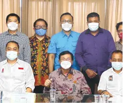  ?? FRIZAL/JAWA POS ?? SATU: Cawali Eri Cahyadi (kiri) dan cawawali Armudji (kanan) bertemu pengurus Bamag.