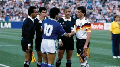  ??  ?? Copa Mundial de Fútbol 1990, final Alemania vs. Argentina. Diego Maradona y Lothar Matthäus se dan la mano.