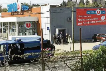  ??  ?? Tatort Supermarkt in der südfranzös­ischen Kleinstadt Trèbes: Polizisten umstellen das Gebäude, in dem sich der Geiselnehm­er verschanzt hatte. Fotos: dpa/rtr ()