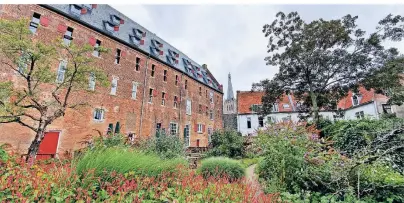  ??  ?? Das ehemalige Kloster Het Arsenaal in Doesburg bietet sich ideal für einen Zwischenst­opp an.