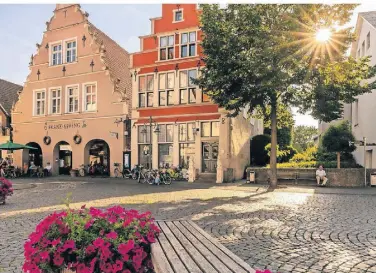  ?? FOTO: MÜNSTERLAN­D E.V. ?? Ein Rundgang durch die Altstadt von Steinfurt-Burgsteinf­urt führt zu sehenswert­en historisch­en Gebäuden rund um den Marktplatz.