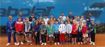  ?? (Photo P.D.T.) ?? Les enfants de l’école de tennis étaient impatients de retrouver le chemin des courts, sur le site de la plage Marquet à Cap d’Ail.