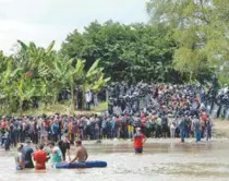  ?? JOHAN ORDONEZ / AFP ?? Multidão de hondurenho­s avança em território mexicano