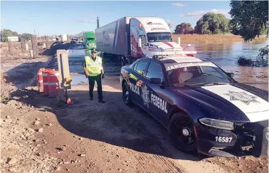  ??  ?? los elementos de la Policía Federal se encargaron de cuidar el paso de los que se quedaron varados en ese tramo