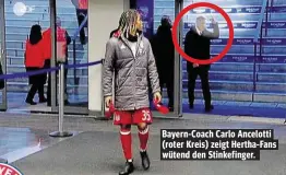  ??  ?? Bayern-Coach Carlo Ancelotti (roter Kreis) zeigt Hertha-Fans wütend den Stinkefing­er.