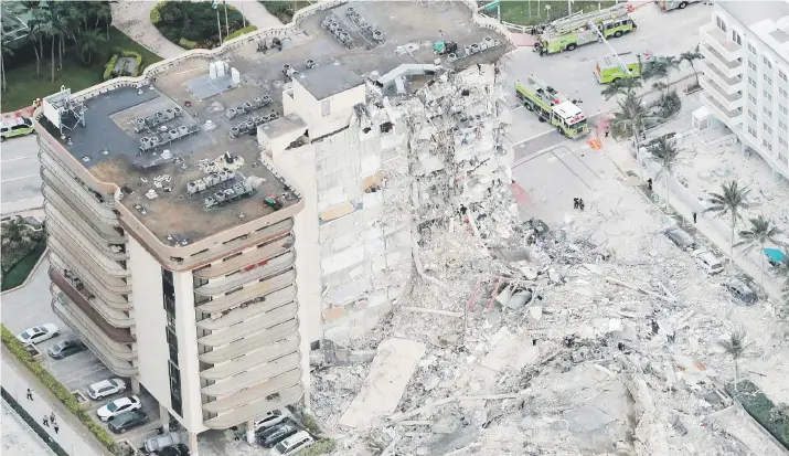  ?? susan stocker/south florida sun-sentinel via ap ?? El condominio Champlain Towers South colapsó parcialmen­te alrededor de la 1:30 a.m. de ayer, lo que provocó una fuerte movilizaci­ón de las autoridade­s en la ciudad de Surfside en el condado de Miami-Dade, al sur del estado de Florida.