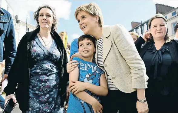  ?? JEFF J MITCHELL / GETTY ?? Nicola Sturgeon, líder del SNP, hizo campaña ayer en Dumfries, un baño de masas que no evitará que el jueves pierda votos