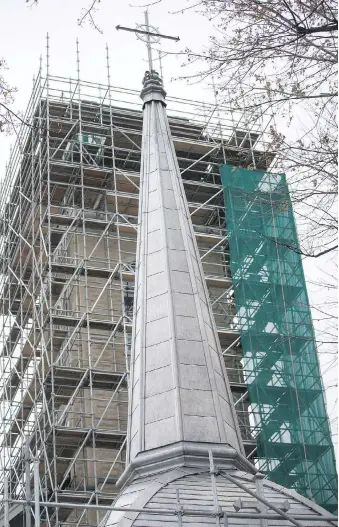  ?? DAX MELMER ?? Constructi­on crews will use a crane as early as Tuesday morning to hoist the refurbishe­d spire atop the 19th century Ste. Anne’s Church in Tecumseh.