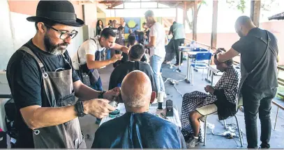  ?? Ricardo Chicarelli ?? Ao ouvir o primeiro morador de rua, o barbeiro Luciano Pereira se deparou com um velho conhecido da adolescênc­ia, ele demorou a reconhecê-lo