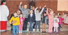  ?? FOTO: ALOIS GROSS ?? Die Kinder der Kindertage­sstätte Arche sangen beim Gottesdien­st vor dem Altar.