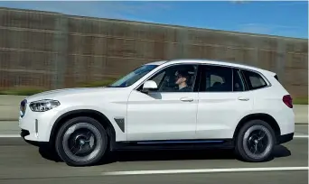  ??  ?? La nuova Bmw iX3: i cerchi carenati sono stati studiati per offrire meno resistenza aerodinami­ca. Pare che consentano di aggiungere 10 km di autonomia in più alla vettura